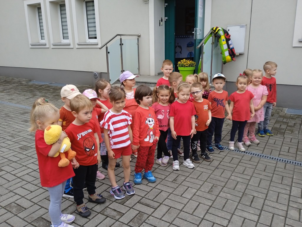 dzieci na spotkaniu ze strazakami