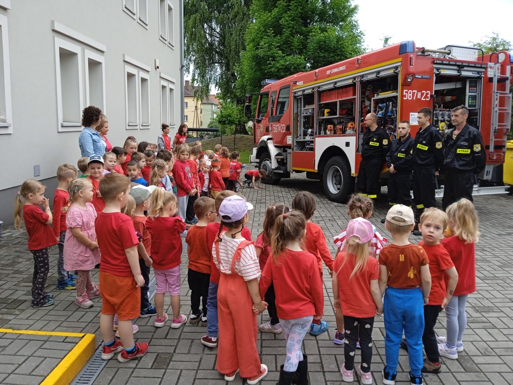 dzieci ogladaja woz strazacki