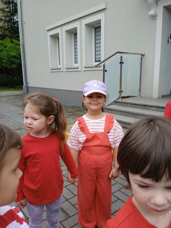 dzieci na spotkaniu ze strazakami