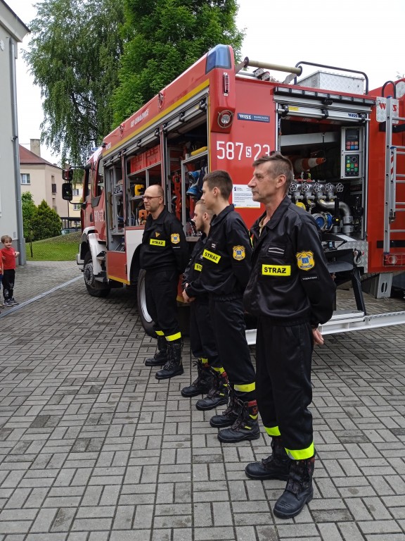 strazacy opowiadaja dzieciom o swojej pracy