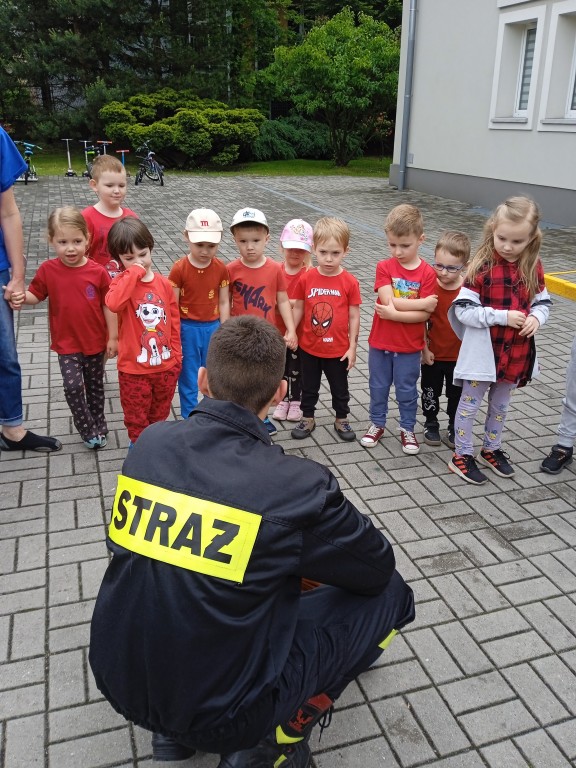 dzieci sluchaja strazakow
