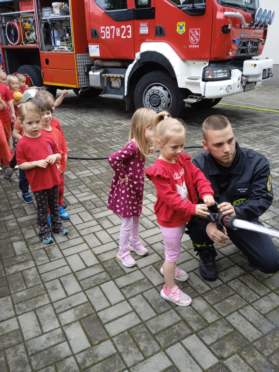 dziewczynka trzyma weza strazackiego