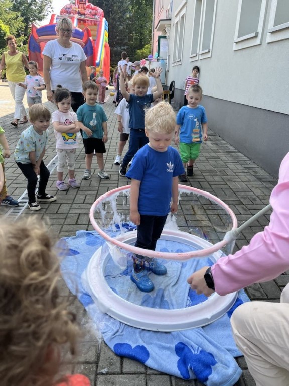chłopiec zamykany w dużej bańce