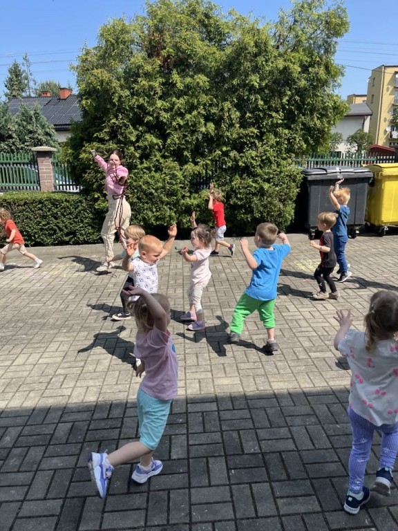 chłopiec zamykany w dużej bańce