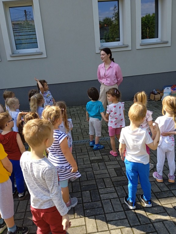 dzieci bawia sie z animatorka