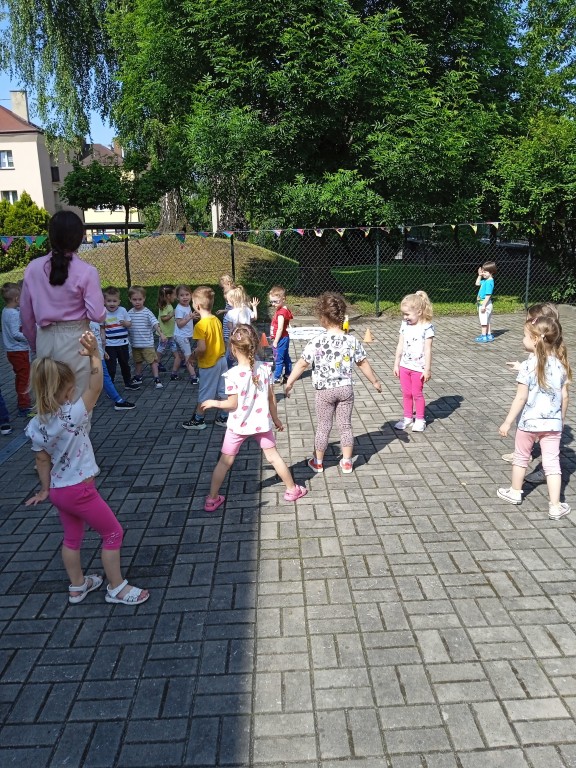 dzieci biegaja do muzyki
