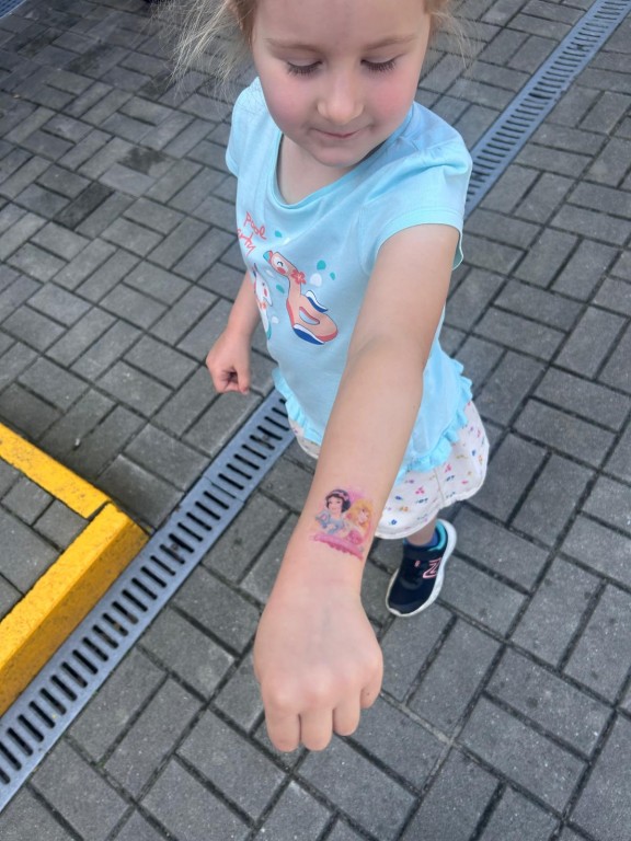 Dziewczynka pokazuje tatuaż