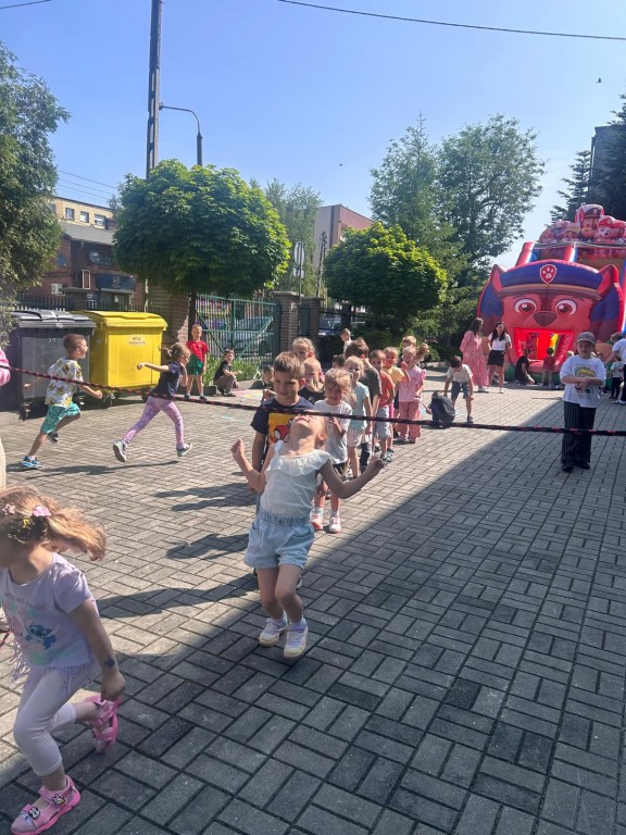 Dzieci przechodzą pod liną