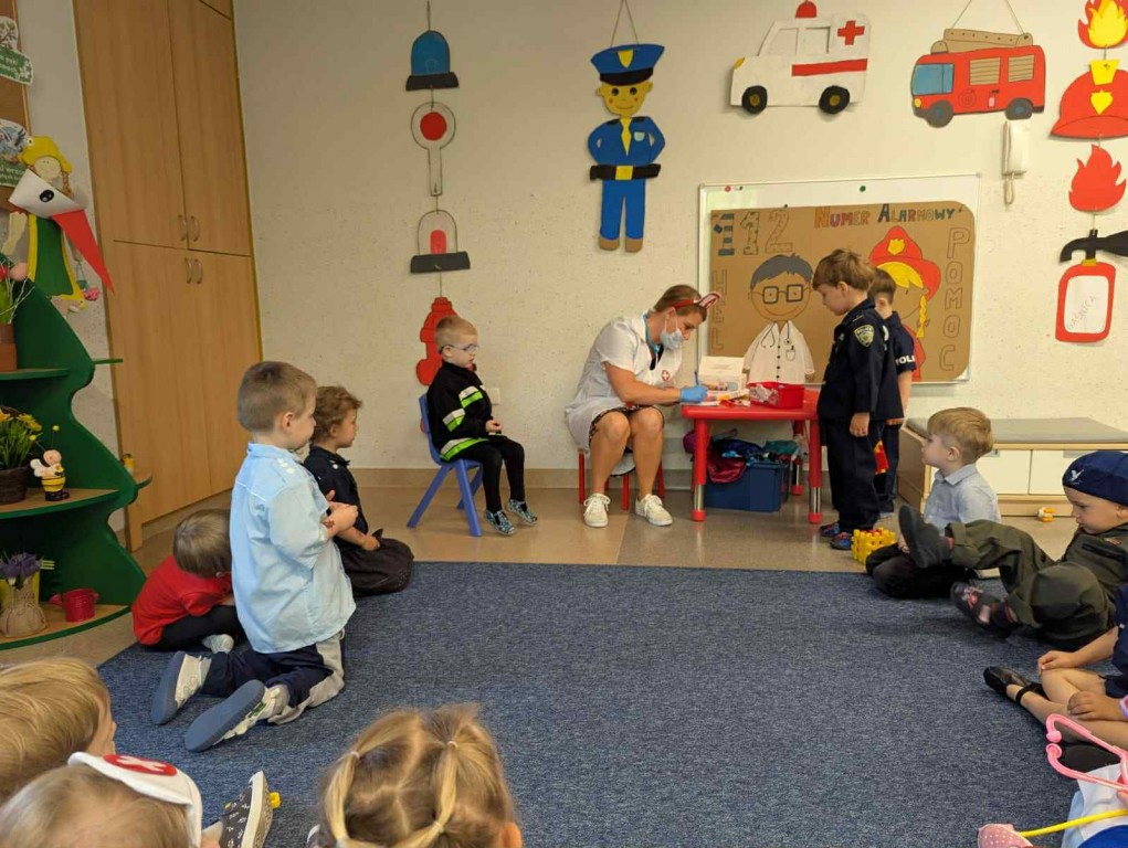 Zabawa tematyczna w przychodnię nauczyciela z dziećmi