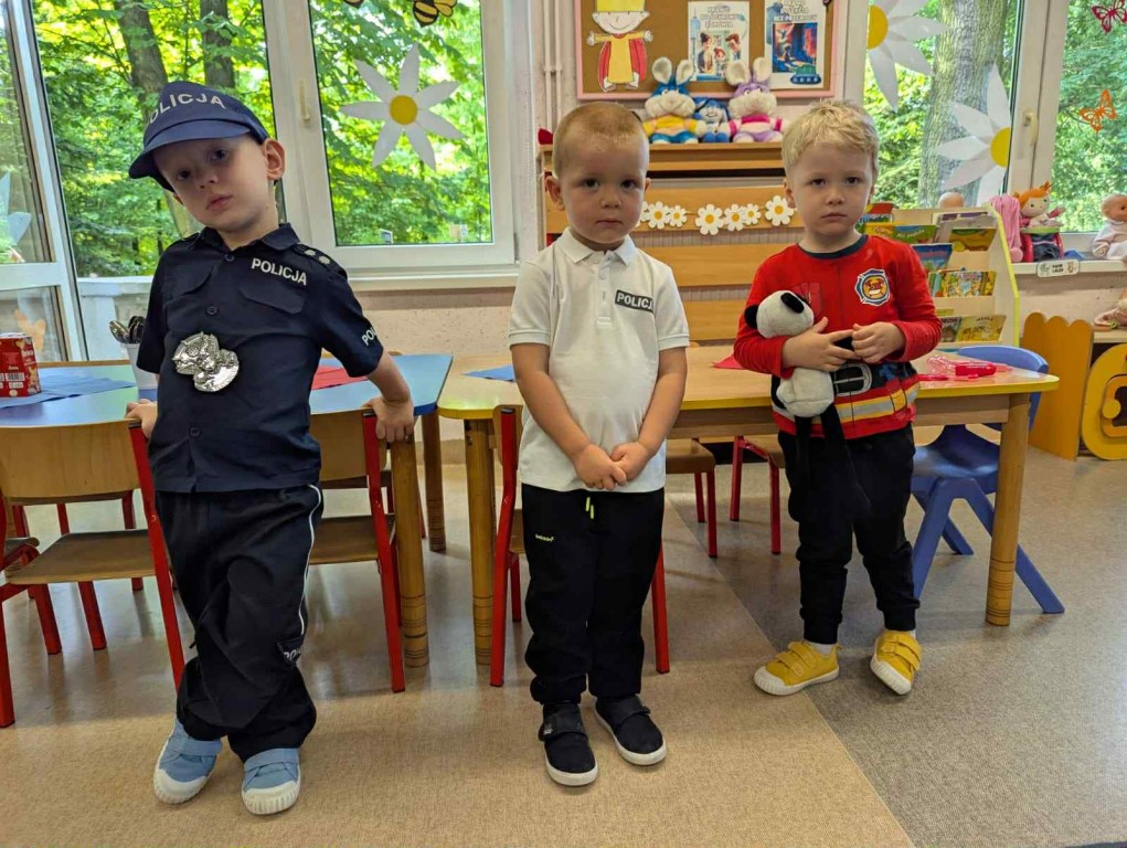 Troje chłopców w strojach