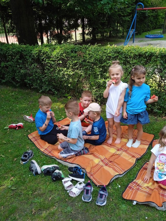 dzieci siedza na kocach