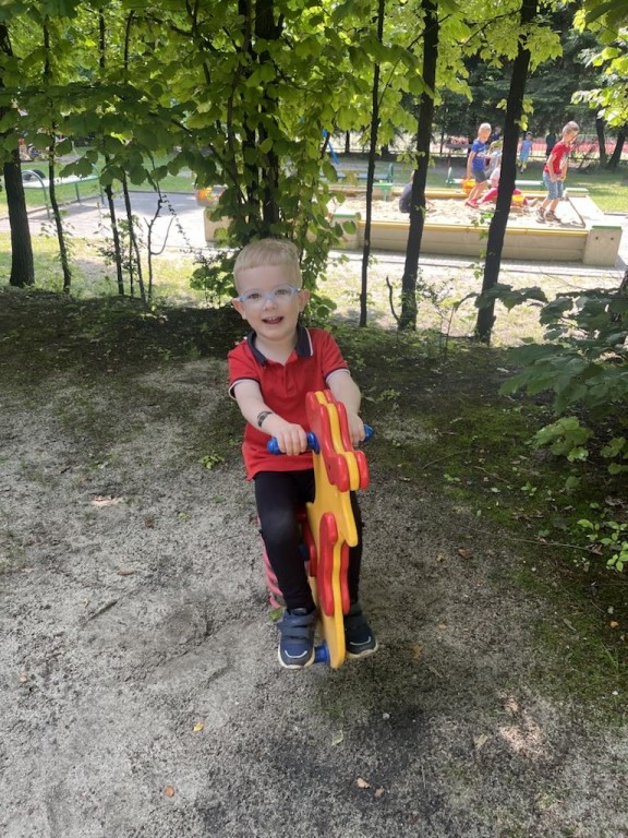 chłopiec na bujanym koniku