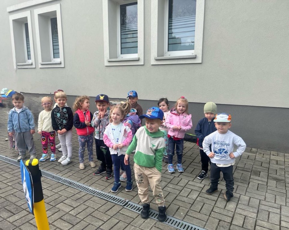 Dzieci na podwórku czekają na prelekcję Straży Mijeskiej