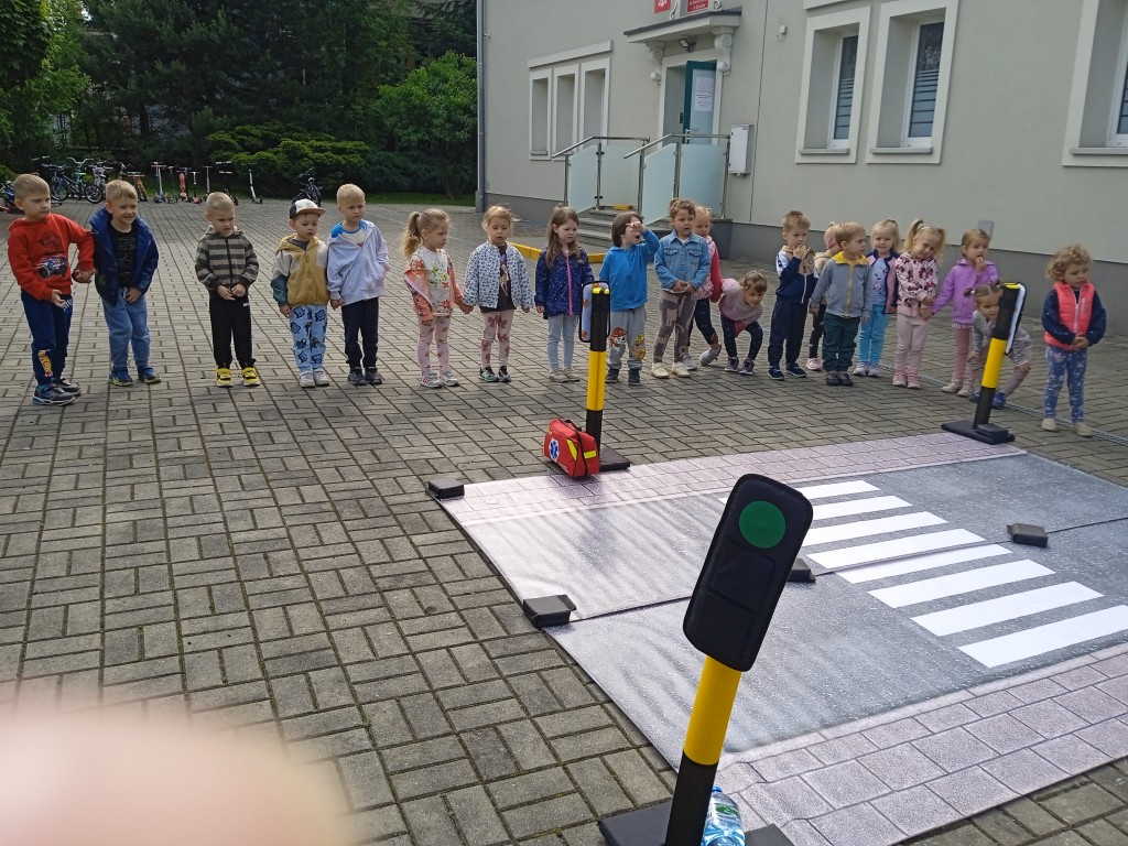 dzieci na spotkaniu ze straza miejska
