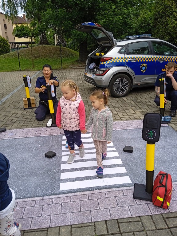 dzieci na spotkaniu ze straza miejska
