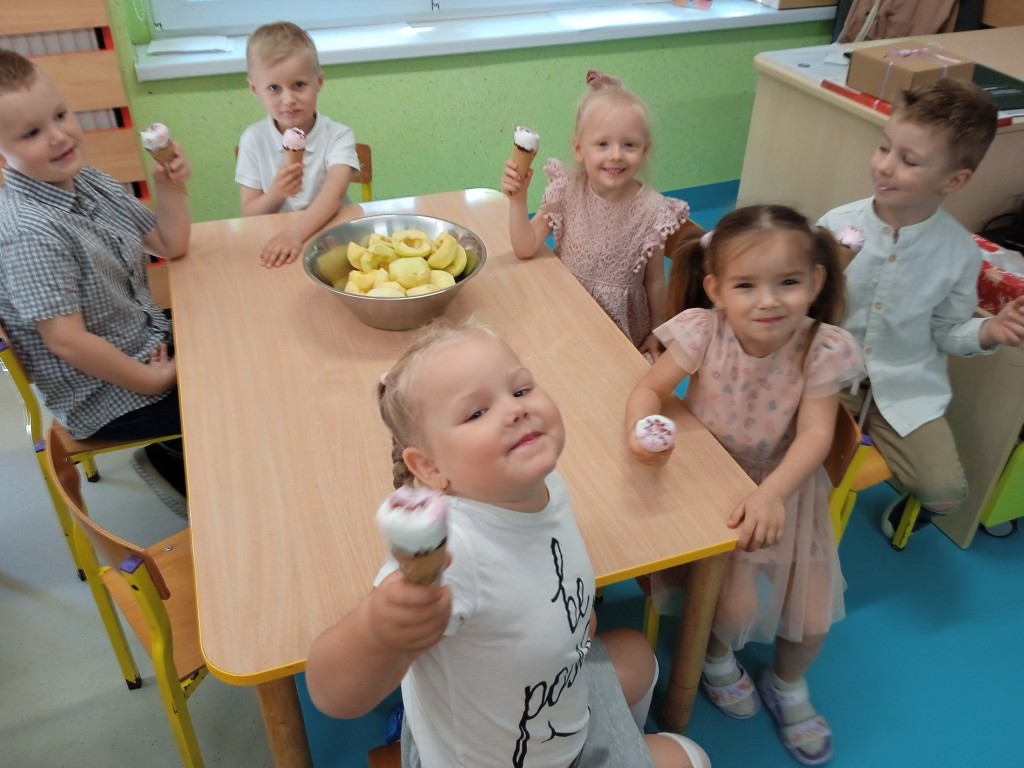 dzieci jedza lody