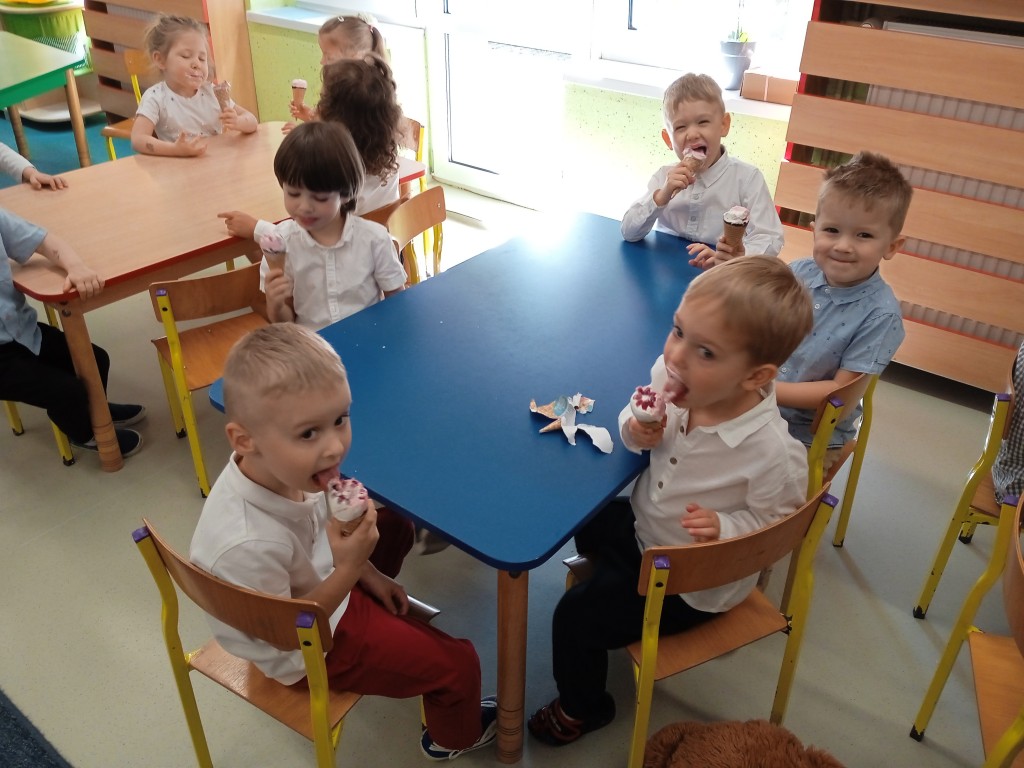 dzieci jedza lody