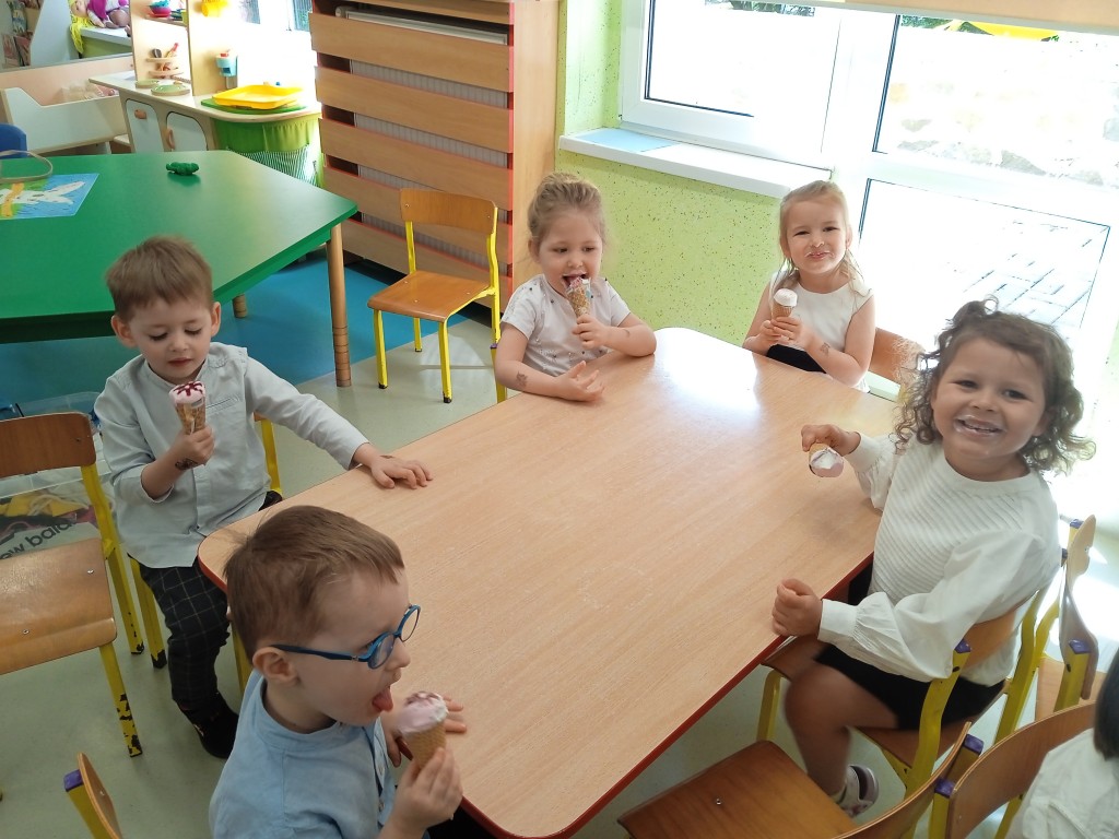 dzieci jedza lody