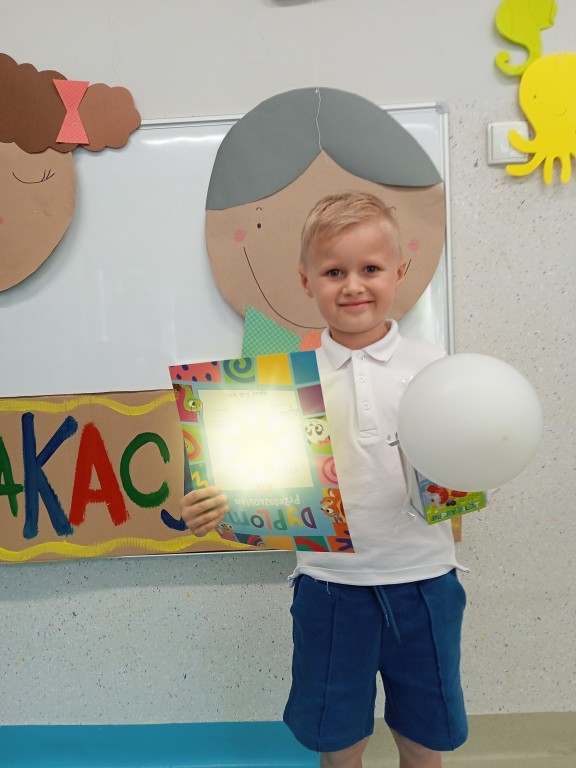dziecko z dyplomem