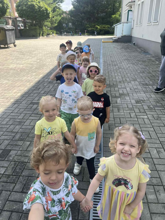 Dzieci w parach wybierają się na piknik