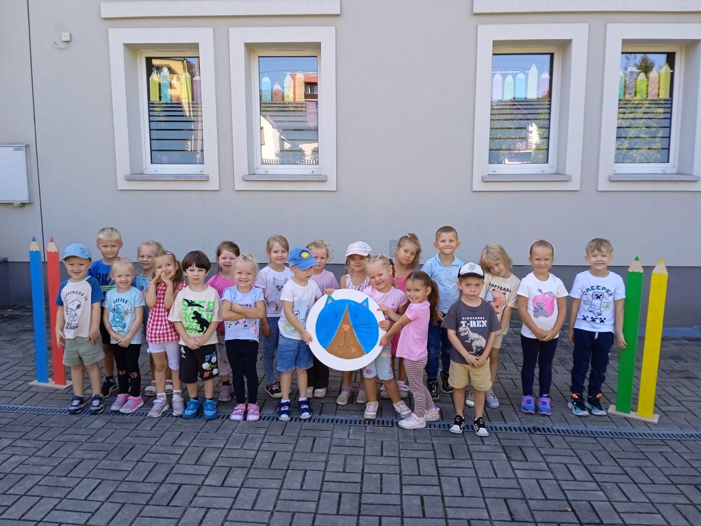 dzieci przed przedszkolem