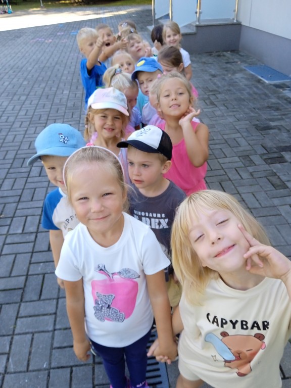 dzieci ida na plac zabaw