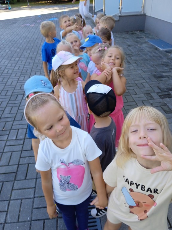 dzieci ida na plac zabaw