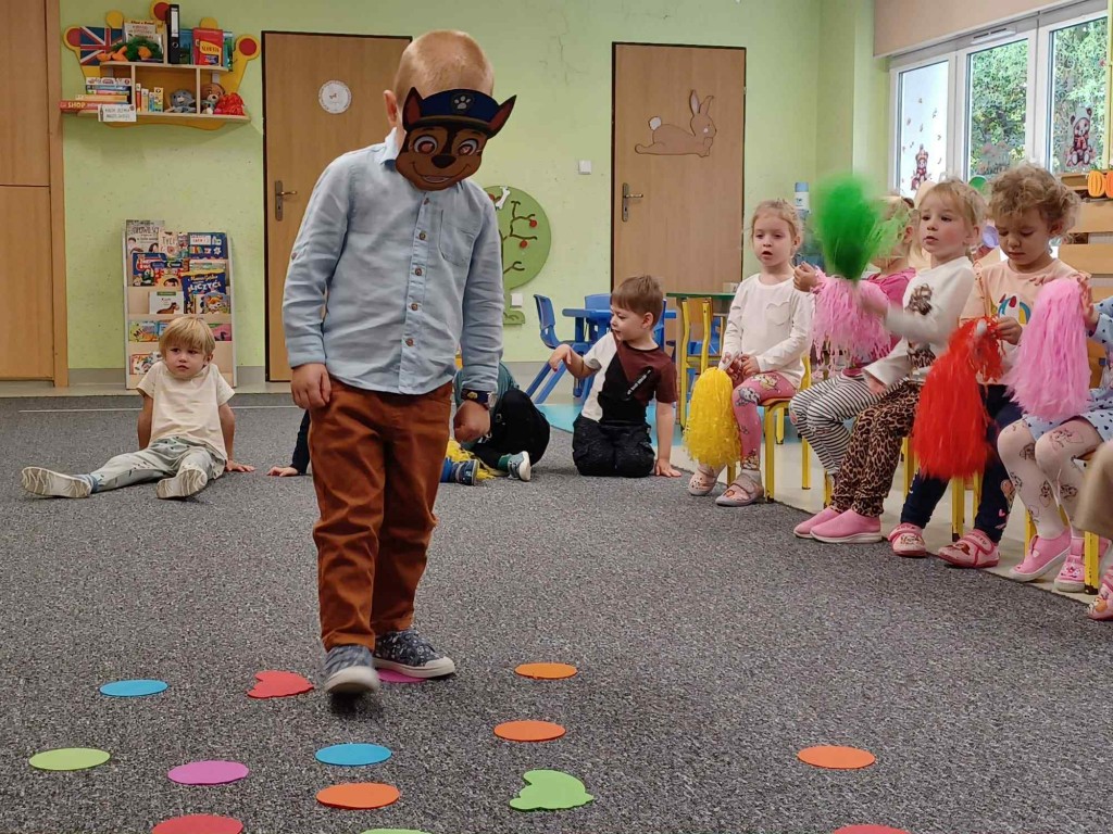 chłopiec porusza się po ścieżce w wylosowanym kolorze
