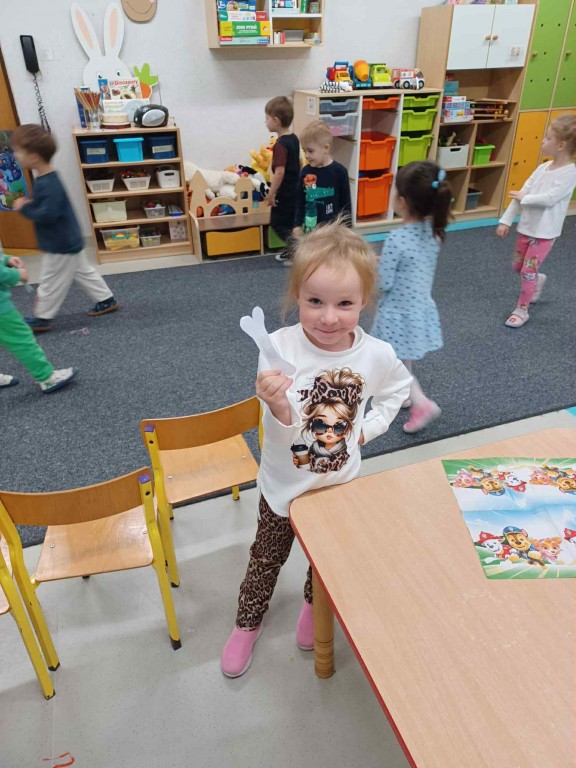 dziewczynka znajduje ukrytą kość