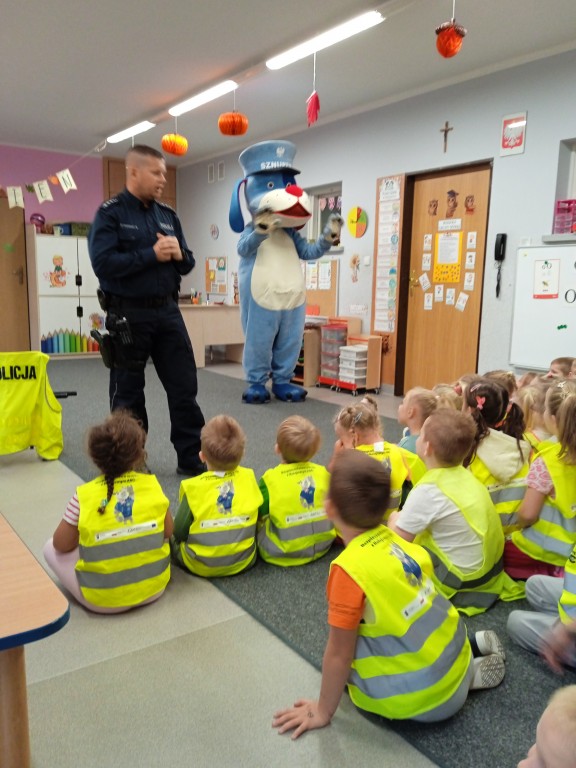 dzieci na spotkaniu z policjantem