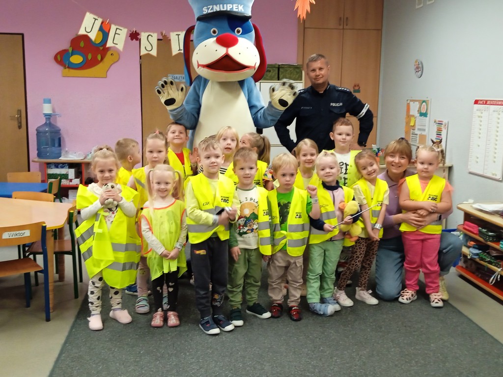 zdjecie grupowe z policjantem