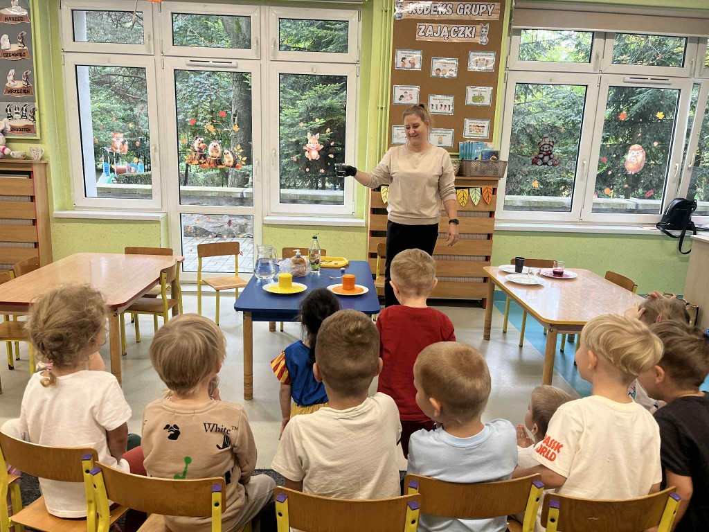 nauczyciel tworzy kolorowe wulkany w barwach jesiennych liści