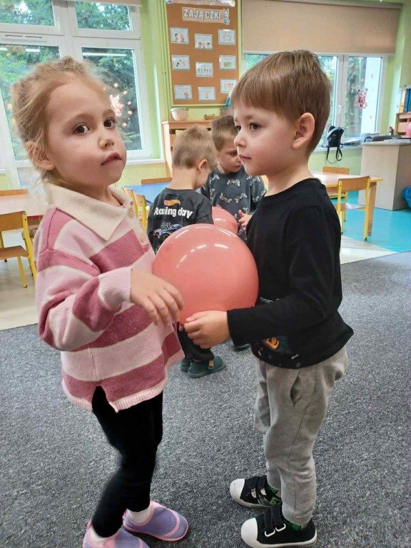taniec w parach z balonem między brzuchem- współpraca