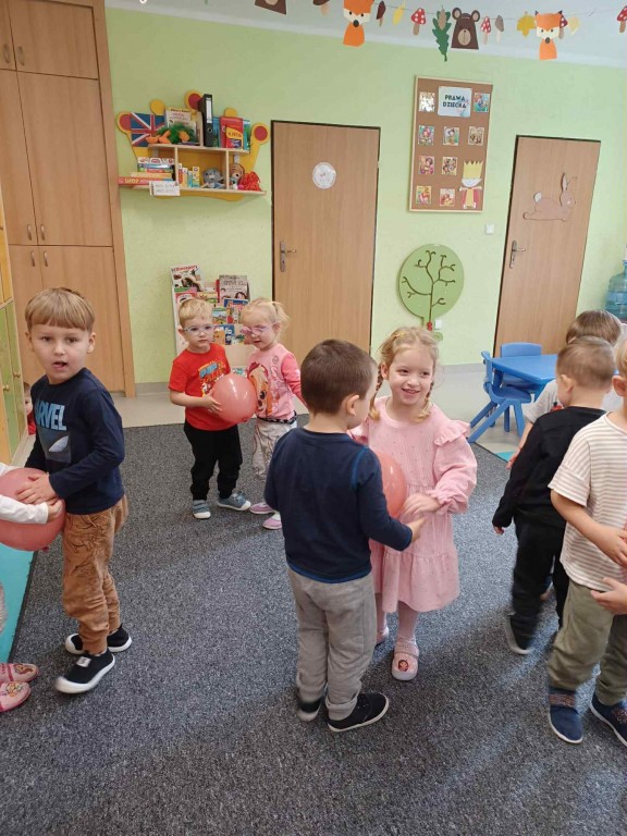 dzieci uczą się współpracy podczas zabawy z balonami