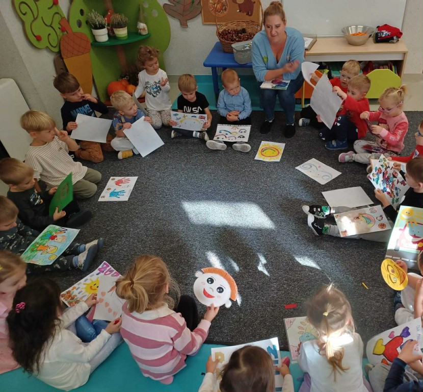 dzieci podziwiają pracę, które otrzymali od swoich kolegów i koleżanek z grupy 
