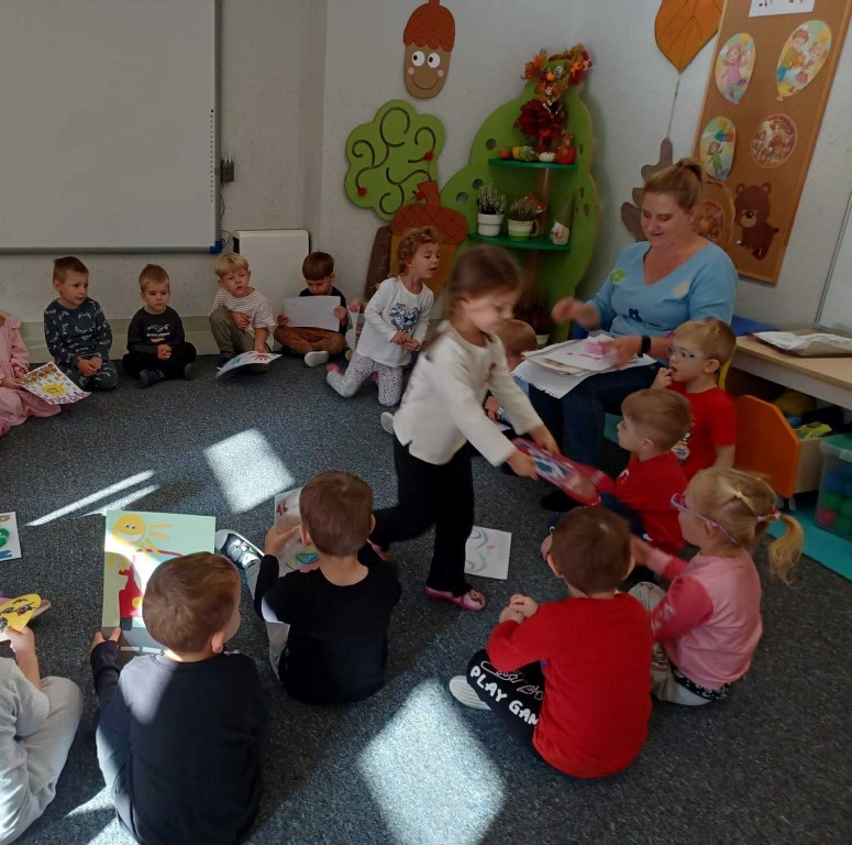 dzieci wymieniają się obrazkami między sobą