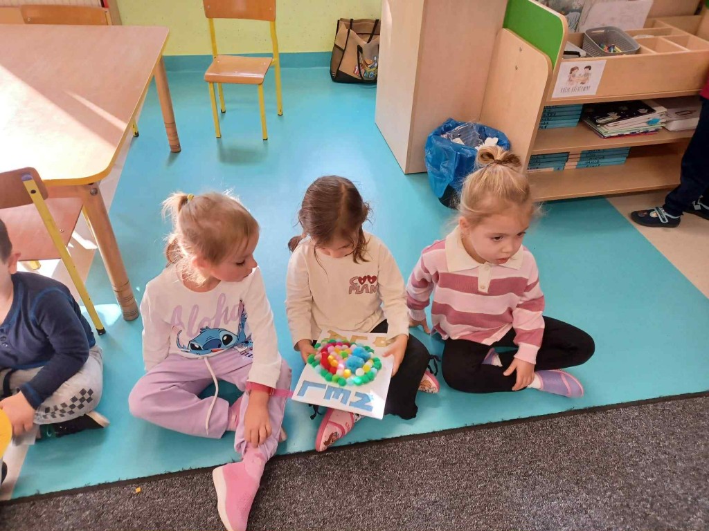 dziewczynka podziwia swój upominek