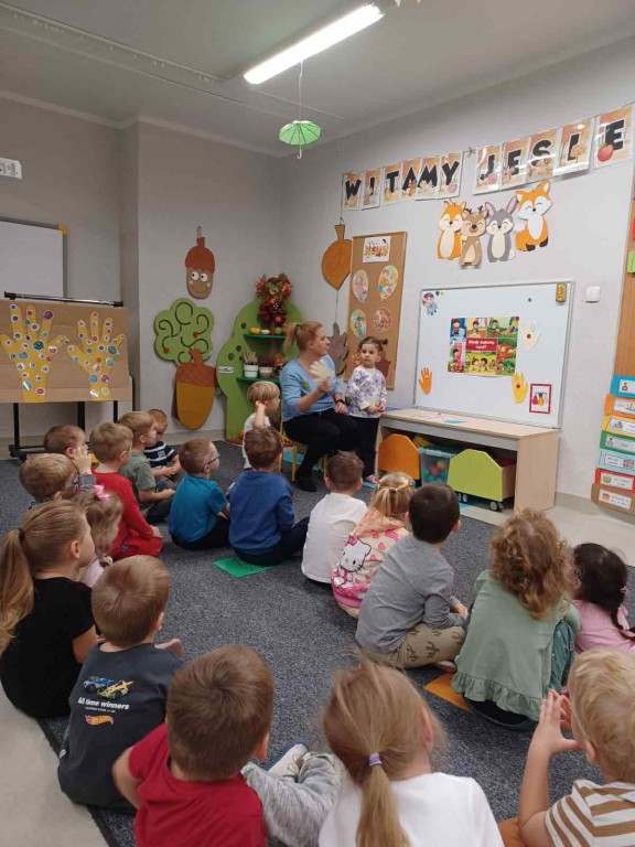 dzieci słuchają ciekawostek na temat higieny rąk