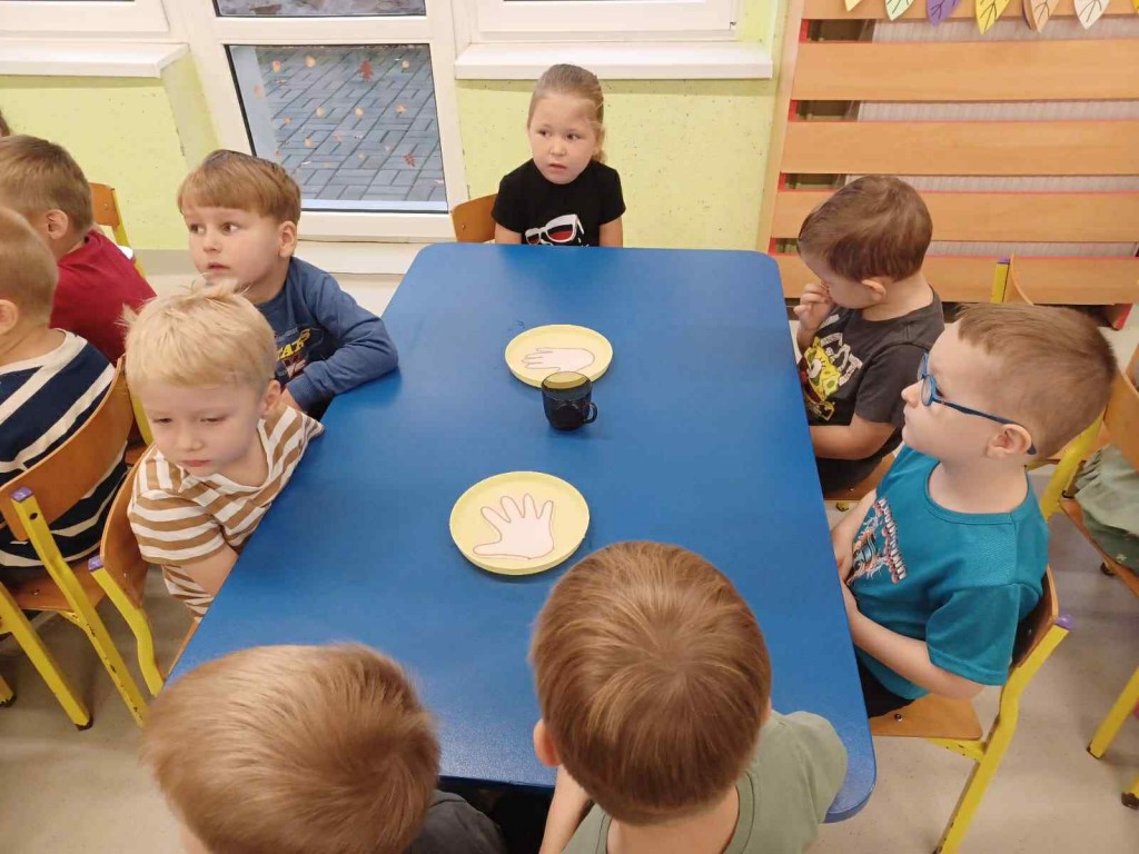 dzieci przygotowują się do eksperymentu