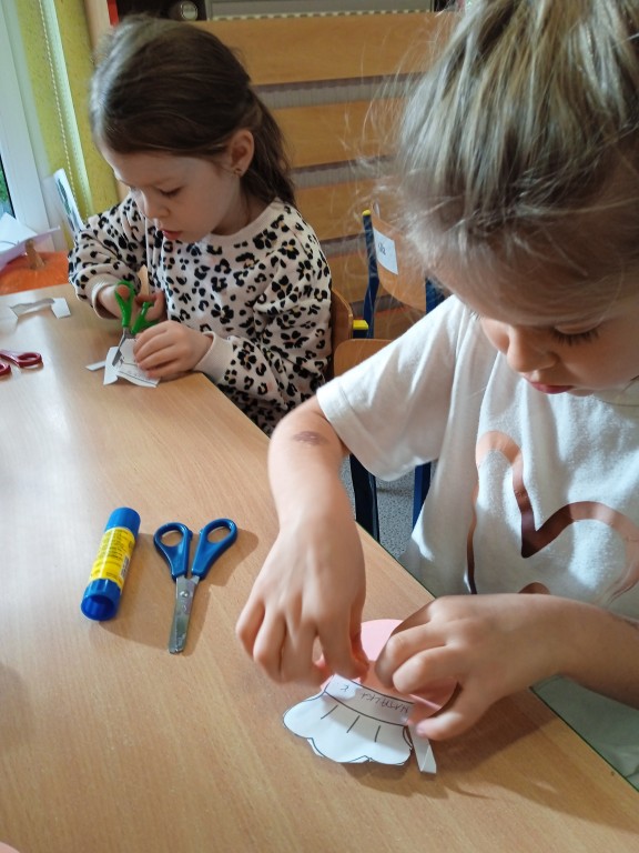 dzieci wykonują prace plastyczna