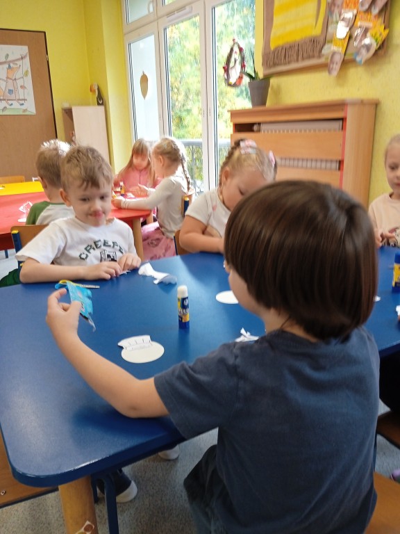 dzieci wykonuja piekarza