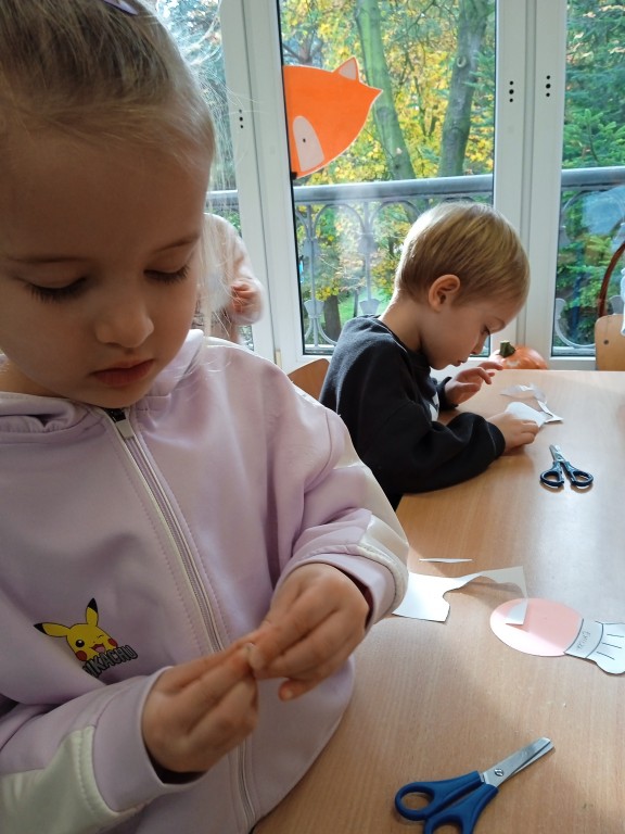 dzieci wykonuja prace plastyczna piekarza