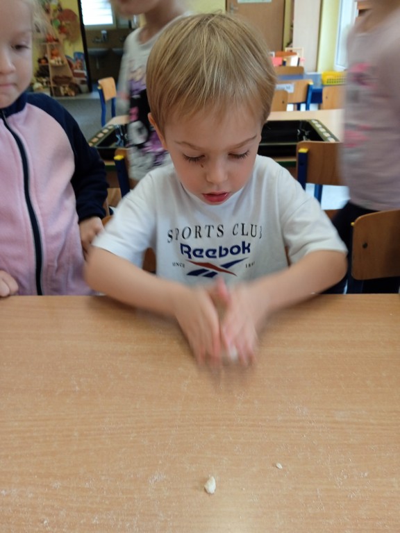 chlopiec z masy solnej robi bulke