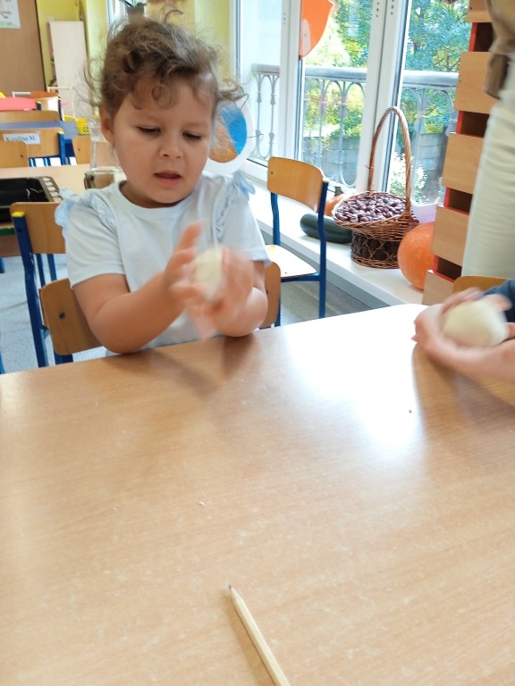 dziewczynka robi z masy solnej bulke