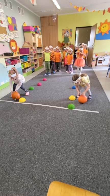 cwiczenie sportowe z dynia