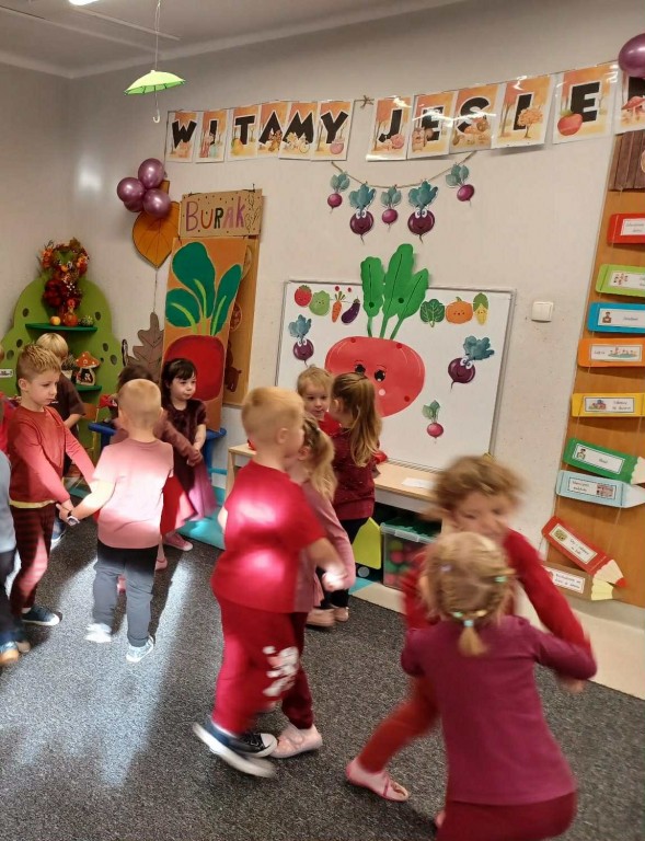 dzieci tańczą w parach