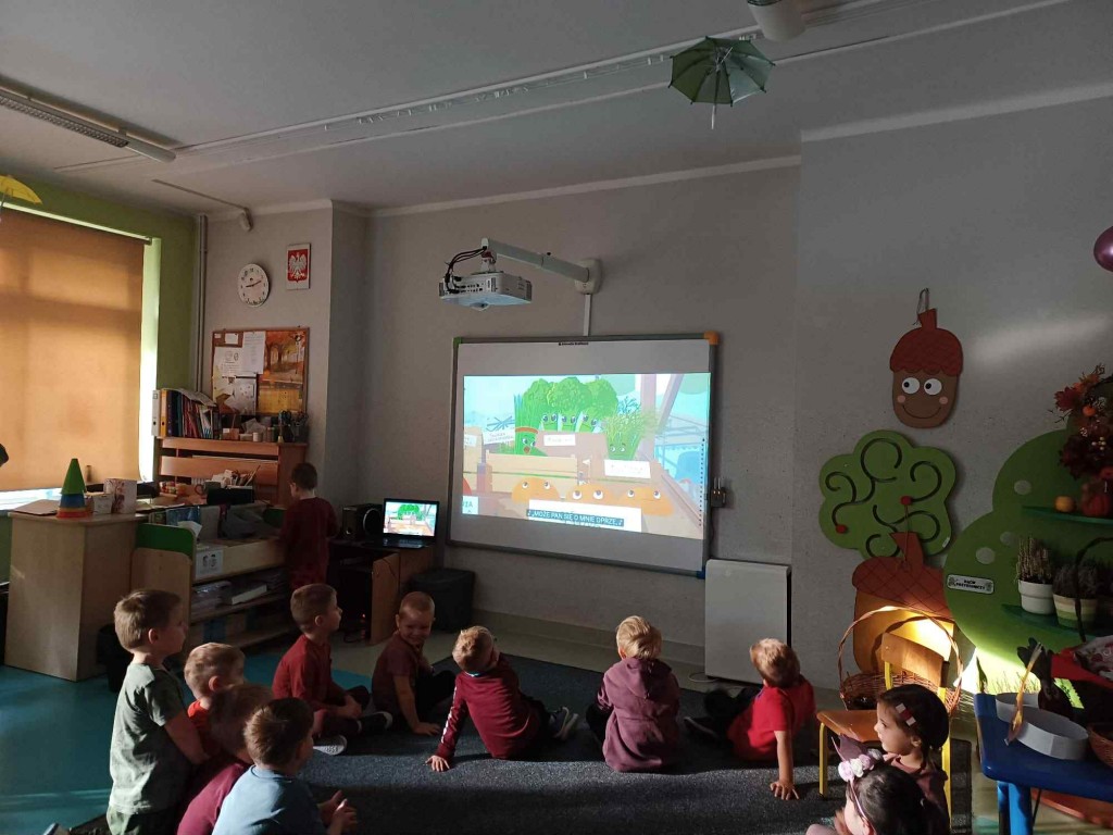 dzieci oglądają film edukacyjny o buraku
