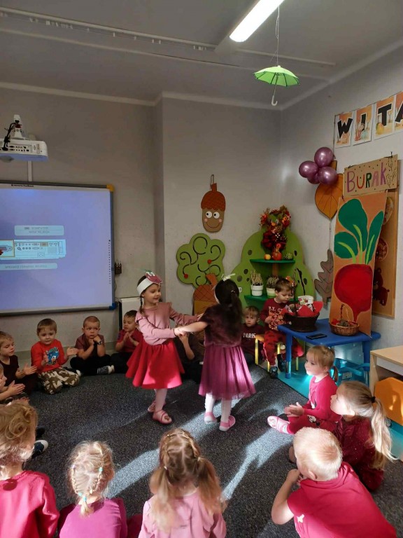 dziewczynki tańczą w parze do piosenki BUrak i Cebulka