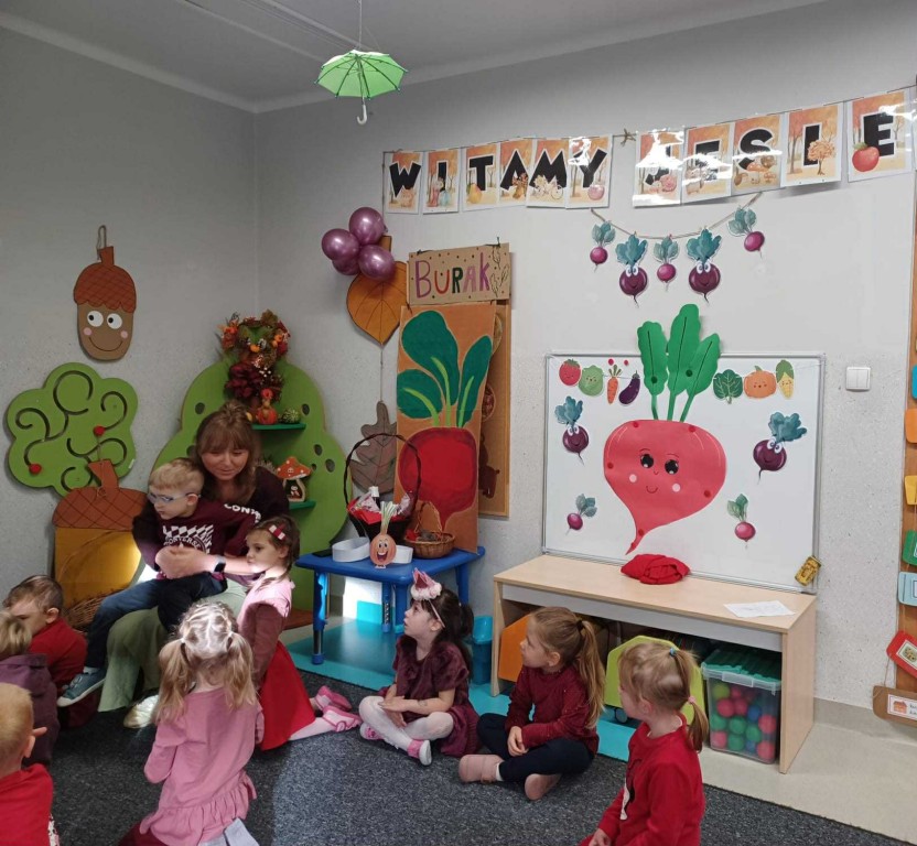 dzieci słuchają nauczyciela który opowiada o wartościach odżywczych buraka