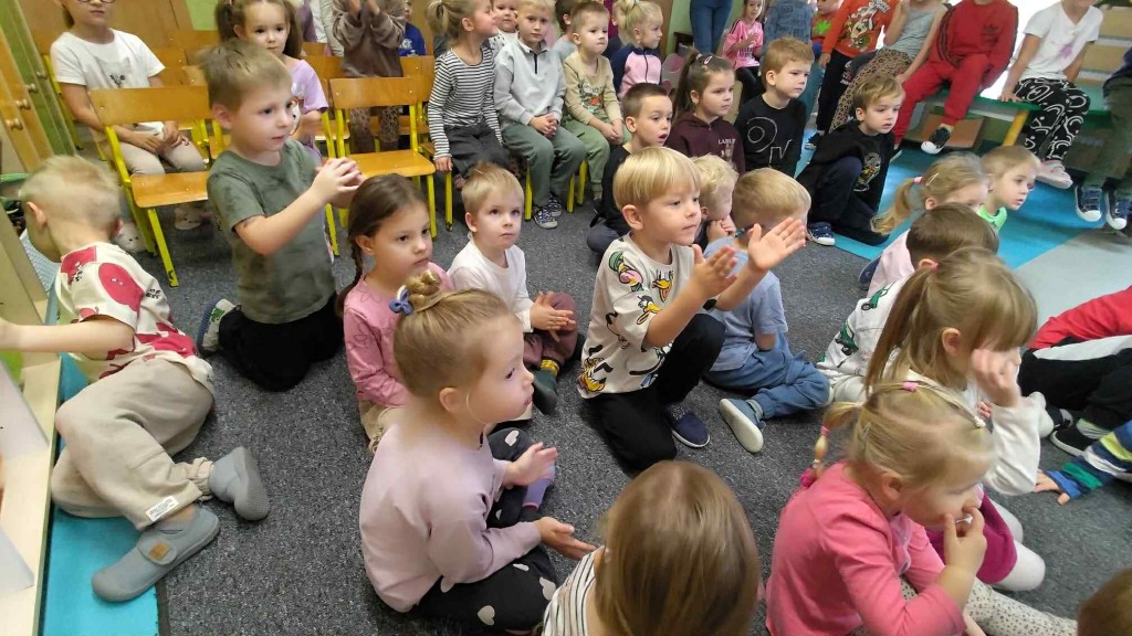 dzieci klaszczą w rytm muzyki